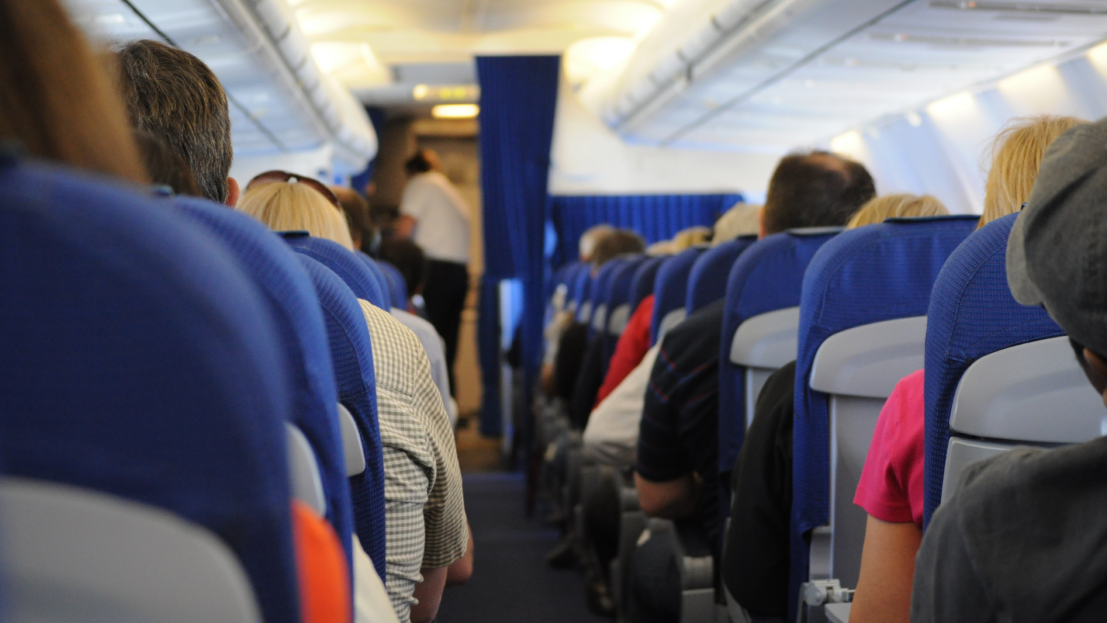 Leia mais sobre o artigo Viagem de avião. O que fazer pra evitar problemas na circulação?
